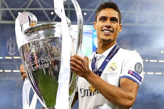 Varane posa con la ‘Orejona’ que ganó el Real Madrid luego de derrotar a la Juventus.