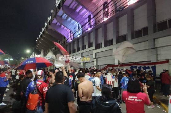 La Ultra Fiel está afuera del estadio Morazán de San Pedro Sula. Foto: Mario Figueroa.