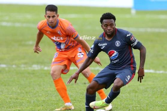 Carlos Adonys Mejía controla la redonda ante el acoso de Oliver Morazán.