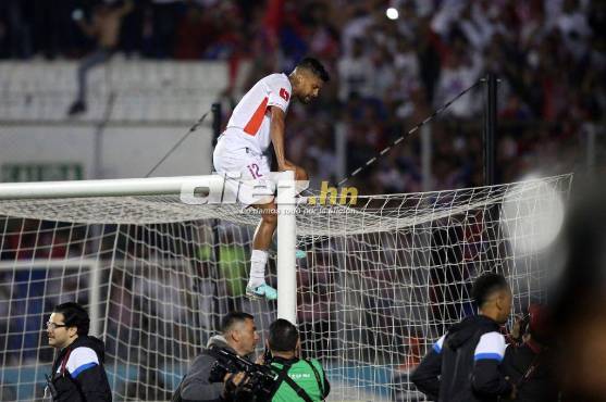 Así celebró Gabriel Araújo la Copa 37 del Olimpia venciendo a Motagua en la final. Foto Diez: David Romero