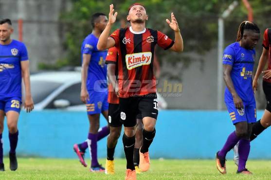 Andy Bustillo fue figura en la remontada del Lone FC.