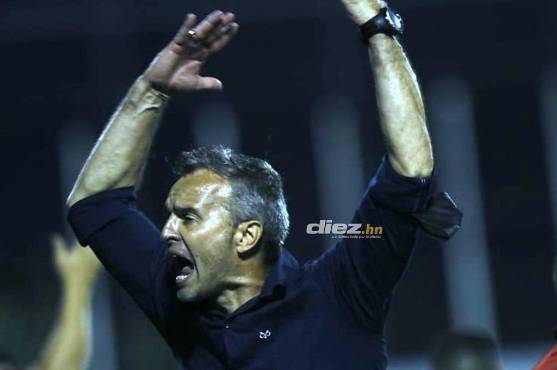 Así celebró el golazo de Bryan Moya el técnico Pablo Lavallén.