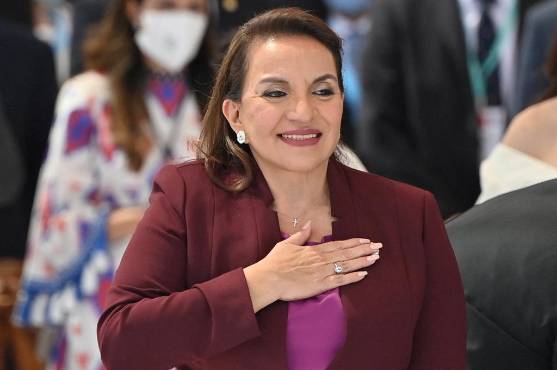 Xiomara Castro asume presidencia de una Honduras pobre y endeudada, pero optimista