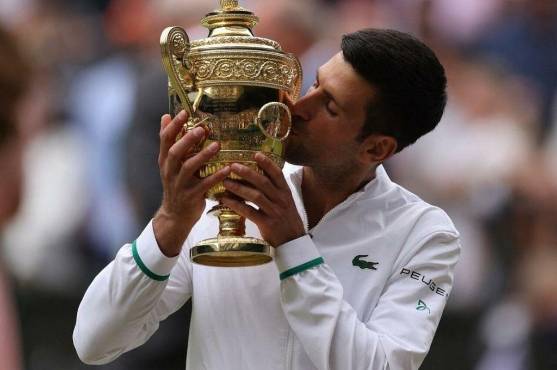 Novak Djokovic con el título de Wimbledon que consiguió este año.