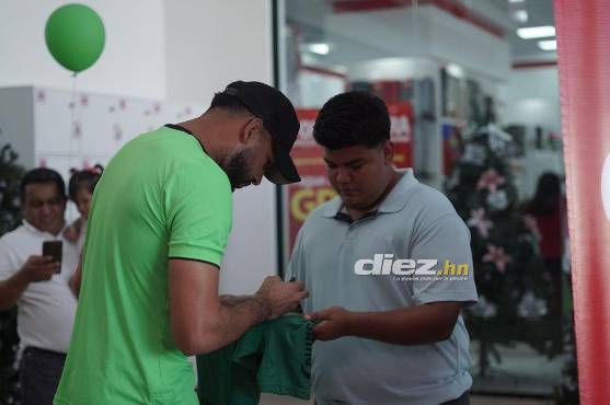 César Samudio firmó autógrafos a los aficionados del Marathón. FOTO: Mauricio Ayala