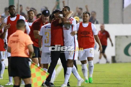 Jerry Bengtson fue celebrar con Pedro Troglio, a modo de respaldo total al argentino. Foto: David Romero