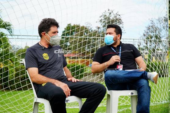 “Si me la dejas rebotando en el área, no respondo”, decía entre risas el siempre polémico pero carismático Héctor Vargas al periodista de DIEZ, Gustavo Roca. FOTO: Amílcar Izaguirre.