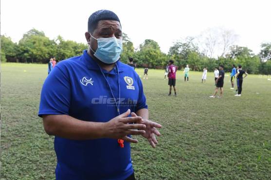 Samy Rodas es uno de los entrenadores de la Academia Leones, que ahora entrena en la cancha del instituto José Trinidad rEYES.