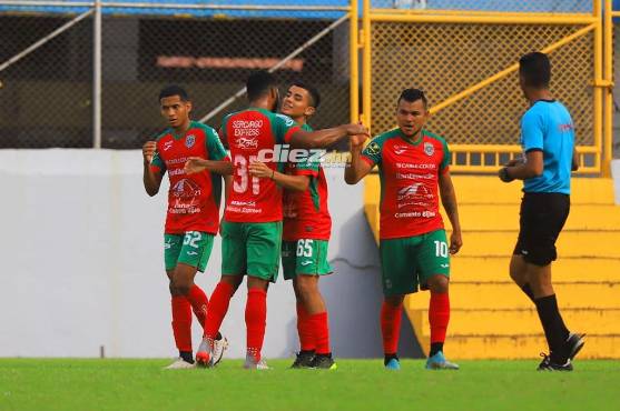 Isaac Castillo celebra con Reinieri Mayorquín su anotación ante el San Juan.