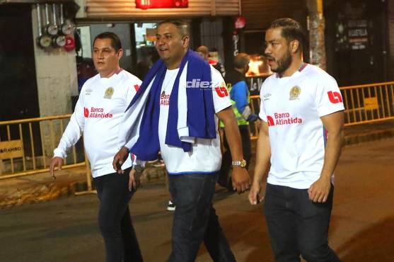 Olimpia no estará solo. Se pueden observar varios fanáticos identificados con los colores del Viejo León. FOTOS: Cortesía Alex Pérez, enviado especial de DIEZ.