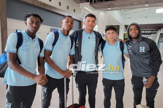 Los jugadores de la Selección de Honduras posando al lente de DIEZ.