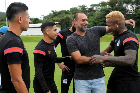 Fabio de Souza, exjugador del Olimpia, estuvo de visita este viernes en el Centro de Alto Rendimiento José Rafael Ferrari.