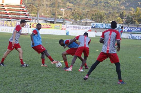 Los jugadores de la Real Sociedad si que la pasan bien en los rondos. FOTO: José Luis Barralaga