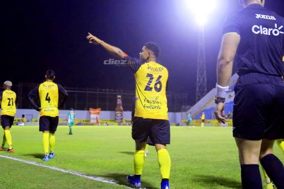 Marco Tulio Aceituno debutó en Real España de la mano del Tato García.