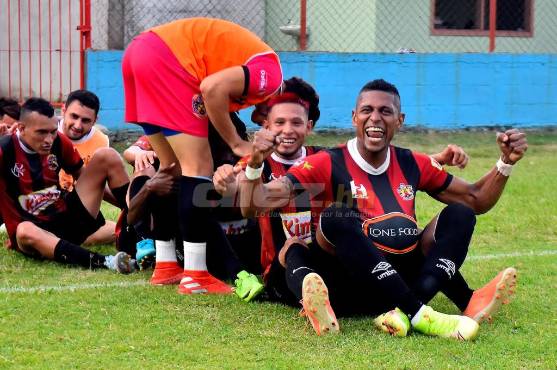 Con un ‘trencito’, así celebró Carlo Costly el gol del triunfo de Lone ante Olancho.