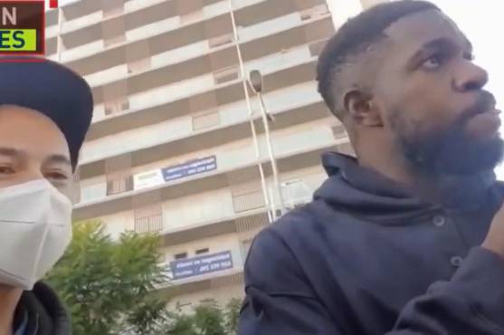 Umtiti se enfrascó con un grupo de seguidores del FC Barcelona y les pidió respeto.