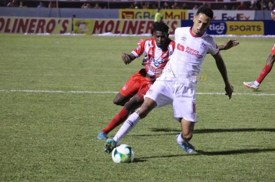 El brasileño del Olimpia Yan Maciel, debutó sin brillo en Liga Nacional.