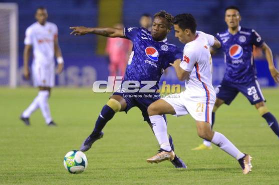 Olimpia ha reaccionado y busca el gol del empate ante Motagua. Foto: Neptali Romero.