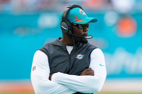 El entrenador de origen hondureño Brian Flores demanda a la NFL y a tres equipos por prácticas racistas