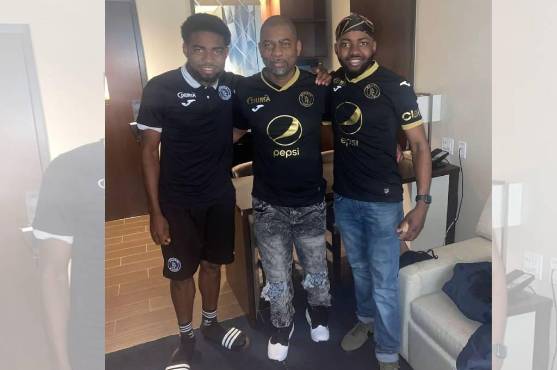 Imagen de Cristopher Meléndez junto a su padre y hermano menor.