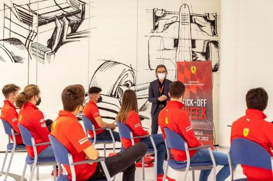 Mattia Binotto dándoles charla a los nuevos pilotos.