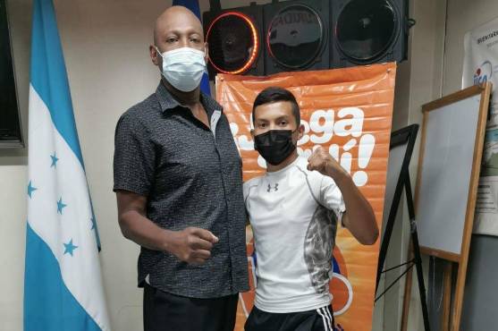 Gerardo “El Chocolate” Sánchez junto con su entrenador Julián Solís. Foto: Diario DIez.