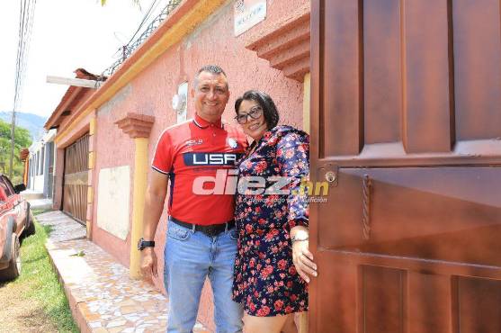 El entrenador de los Potros de Olancho posando para el lente de DIEZ junto a su pareja. Foto: Marvin Salgado