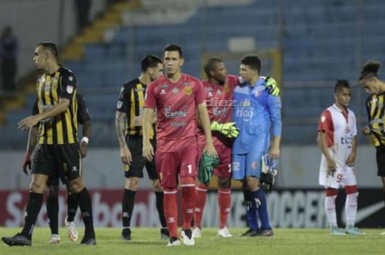 Buba López, portero del Real España, compartiendo con el joven César Salandía tras el choque ante Real Estelí.