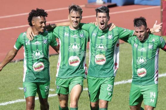 Álvaro Klusener, Federico Maya y Jorge Cardona celebrando uno de los goles del partido. FOTOS: Neptalí Romero