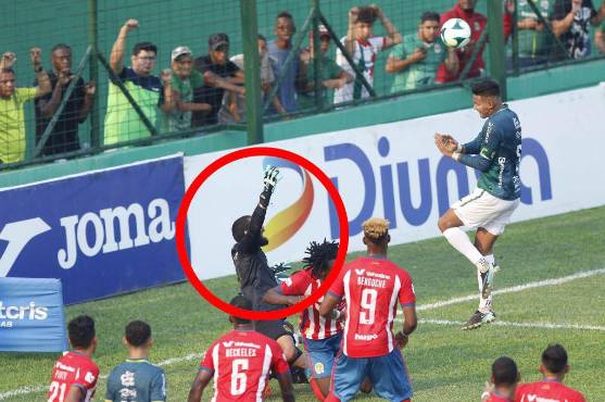 Menjívar reclamó falta, pero Héctor Rodríguez no sancionó nada. Foto: Neptalí Romero.
