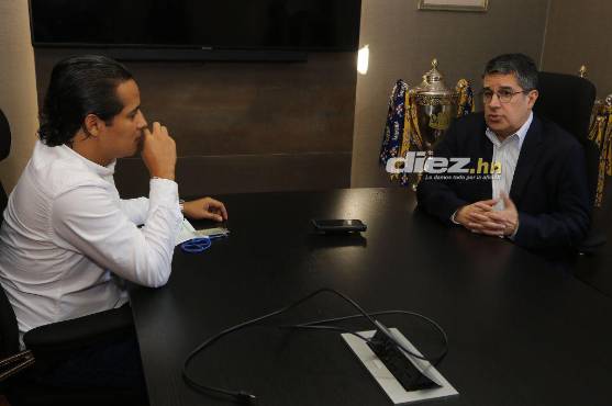 Victor Bustillo, periodista de Diario Diez, en charla con el presidente del Olimpia, Rafael Villeda. Foto Diez: David Romero