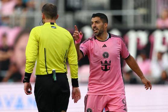 Luis Suárez ingresó en la parte final del segundo tiempo, pero no pudo cambiar el rumbo del juego.