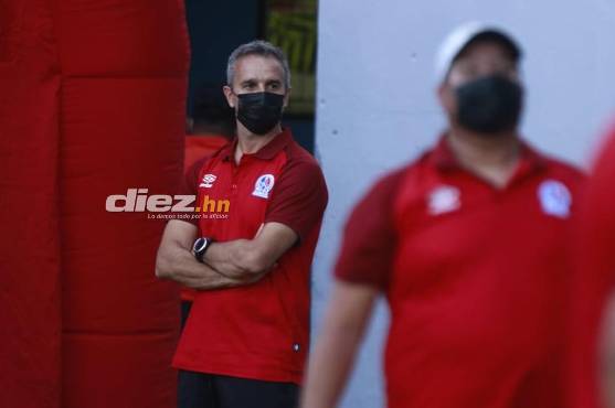 Pablo Lavallén, DT del Olimpia, va a su primer clásico.