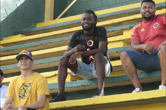 Geovany Martínez en las graderías del estadio Humberto Micheletti visualizando el juego de reservas entre Honduras Progreso y Motagua. FOTOS: Neptalí Romero