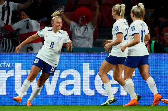 Las jugadoras de Inglaterra celebrando su único gol.