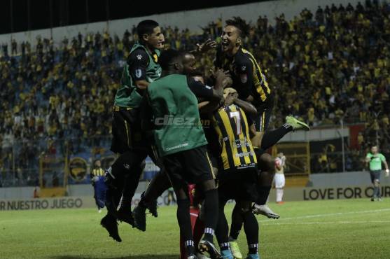 Real España sufre, pero clasifica a la Liga Concacaf tras eliminar al Real Estelí con doblete de Rocca y golazo de Reyes