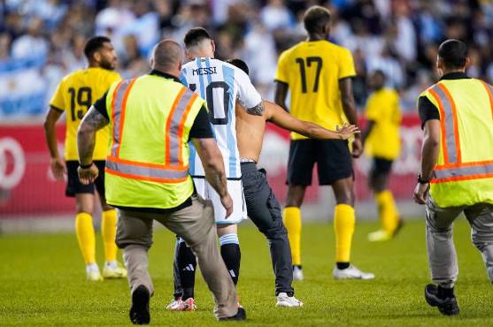 El hincha argentino corrió para que Messi le firmará la espalda.
