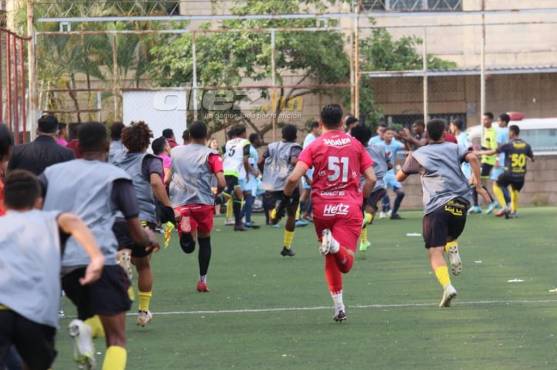 De lejos se observan las patadas y agresiones entre los futbolistas.