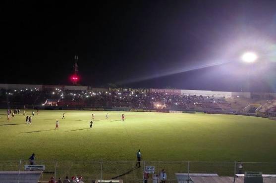 Sigue a oscuras el Ceibeño. El árbitro aguarda por el reinicio del Vida- Real España. FOTO: Manfredo Reyes.
