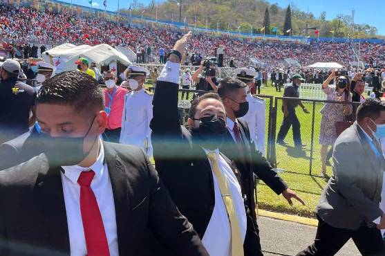 Xiomara Castro asume presidencia de una Honduras pobre y endeudada, pero optimista