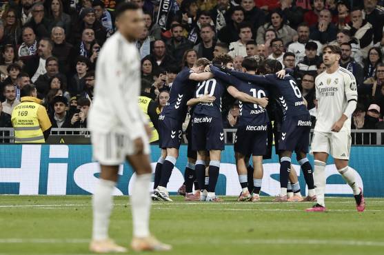 Los jugaadores del Celta de Vigo celebran su gol contra el Real Madrid, durante el partido de LaLiga de fútbol que Real Madrid y Celta de Vigo disputaron en el estadio Santiago Bernabéu. EFE/Sergio Pérez