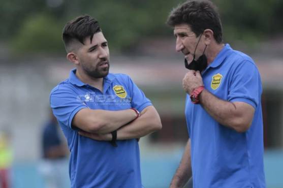 Héctor Vargas ya cuenta con su hijo Eric dando indicaciones como asistente en el banquillo. FOTOS: Neptalí Romero