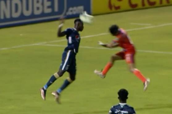 El balón se estrelló en la cabeza de Wesly Decas y el árbitro Armando Castro pitó penal.