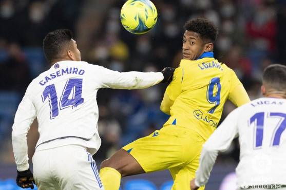 Choco Lozano disputando el esférico ante el contención brasileño Casemiro.