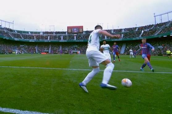 Así se vivió la polémica remontada del Barcelona sobre el Elche en la liga de España