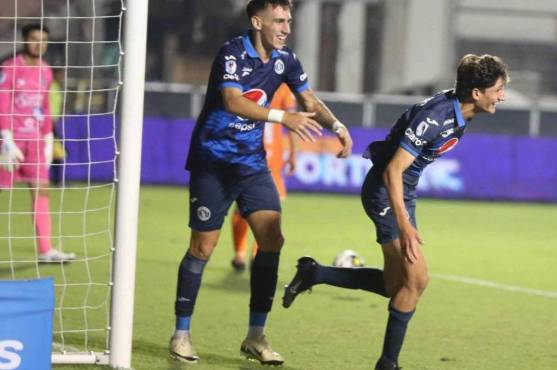 Mathías Vázquez anotando su primer gol en Primera División en su partido debut.