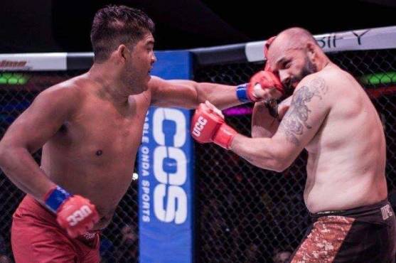 Walter Luna en una de sus peleas profesionales.