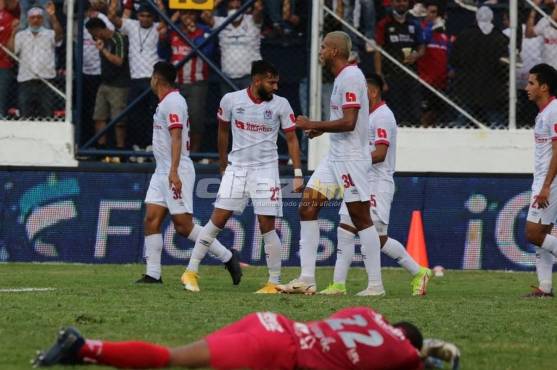 Álvarez durante la final del Apertura 2021 venciendo en dos ocasiones a Luis “Buba” López.