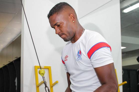 Beckeles afirma que no mira redes sociales, por lo que ignora las críticas.