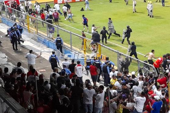 Los fanáticos siguen haciendo de las suyas en los estadios del fútbol de Honduras.
